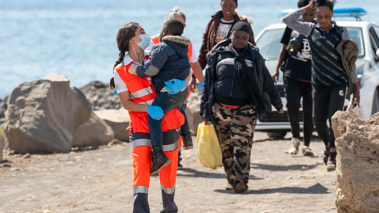 Setenta y tres personas de origen subsahariano, entre ellas cuatro mujeres y un niño, han llegado este miércoles en una neumática a la playa de la Garita, situada en el pueblo de Arrieta, en el norte de Lanzarote. EFE/Adriel Perdomo.