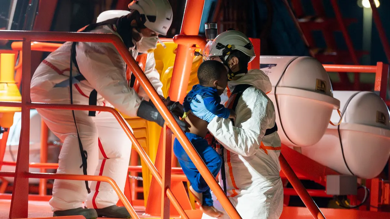 La Guardamar Urania, de Salvamento Marítimo, ha rescatado este miércoles por la noche a 55 inmigrantes de origen subsahariano y magrebí localizados a bordo de una lancha neumática al nordeste de la isla, entre ellos diez mujeres y dos menores. Todos han sido trasladados al puerto de Arrecife.EFE/ Adriel Perdomo.
