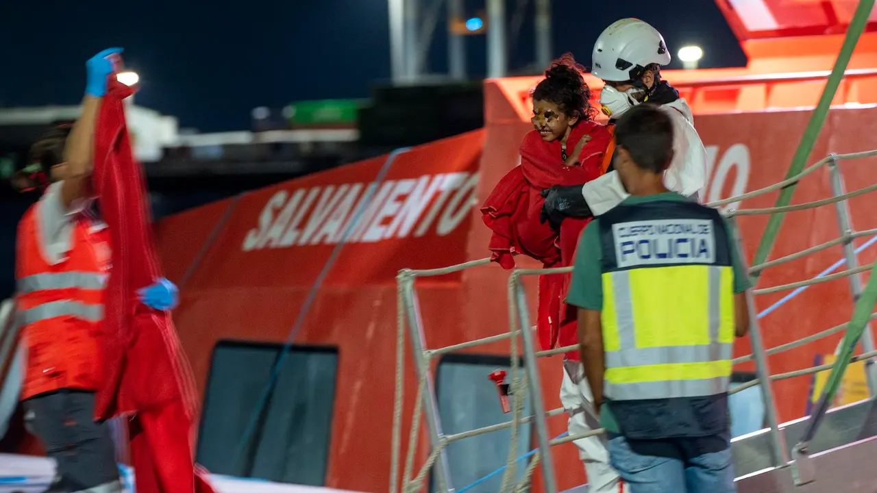 Llegada al puerto de Arrecife hoy miércoles de los 55 inmigrantes rescatados por la embarcación de Salvamento Marítimo, Guardamar Urania, de origen subsahariano y magrebí cuando navegaban a bordo de una lancha neumática al nordeste de la isla de Lanzarote. EFE/ Adriel Perdomo. Imagen de archivo.