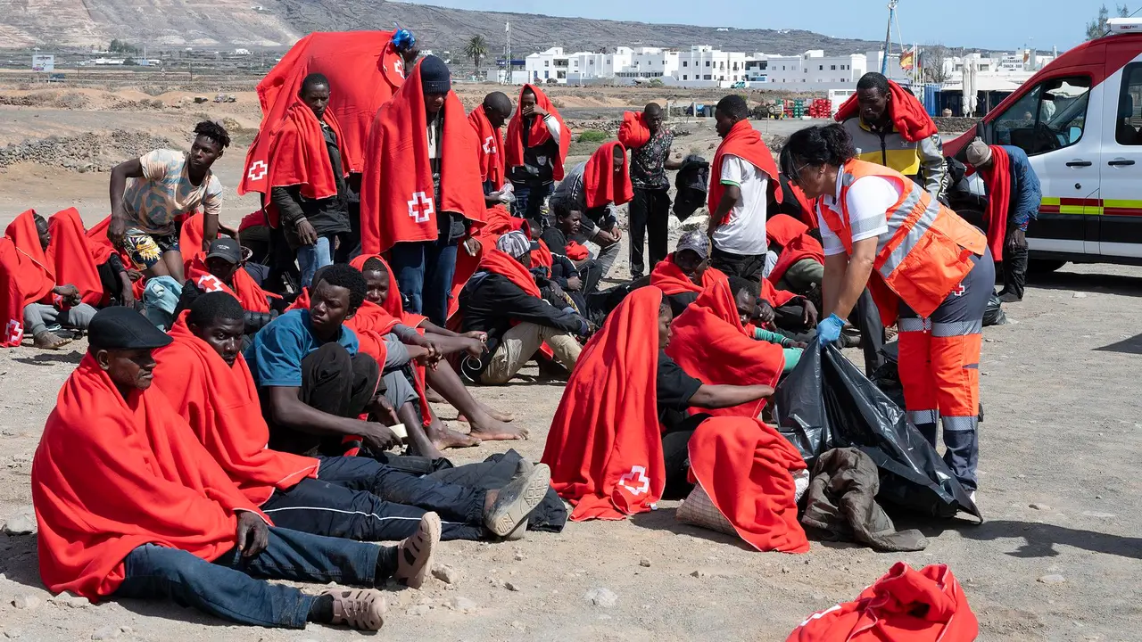 Setenta y tres personas de origen subsahariano, entre ellas cuatro mujeres y un niño, han llegado este miércoles en una neumática a la playa de la Garita, situada en el pueblo de Arrieta, en el norte de Lanzarote. EFE/Adriel Perdomo.