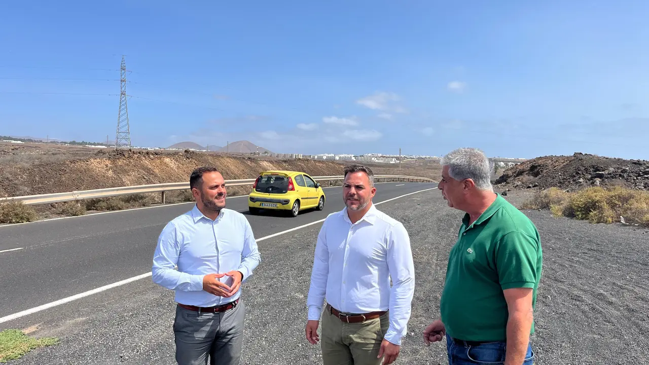 El vicepresidente junto al alcalde de Arrecife y al concejal de Obras de Teguise.
