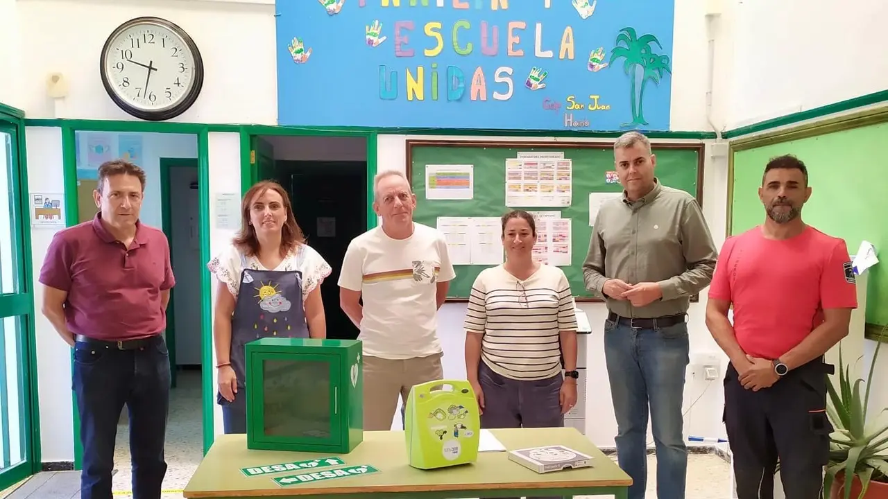 Entrega de los desfibriladores.