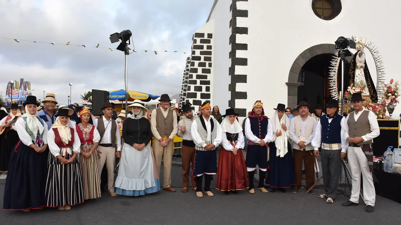 Políticos de Lanzarote escoltados por la Virgen de Dolores.