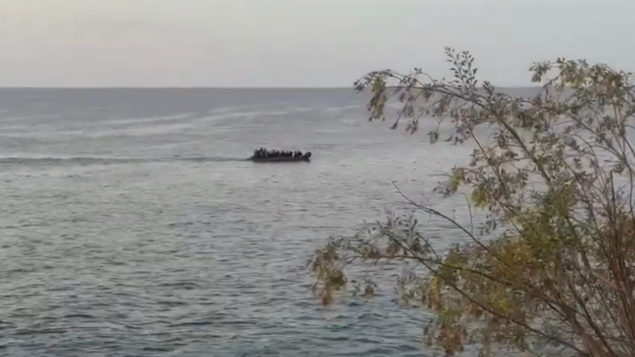 Una neumática con 37 hombres llega por sus propios medios a Costa Teguise.