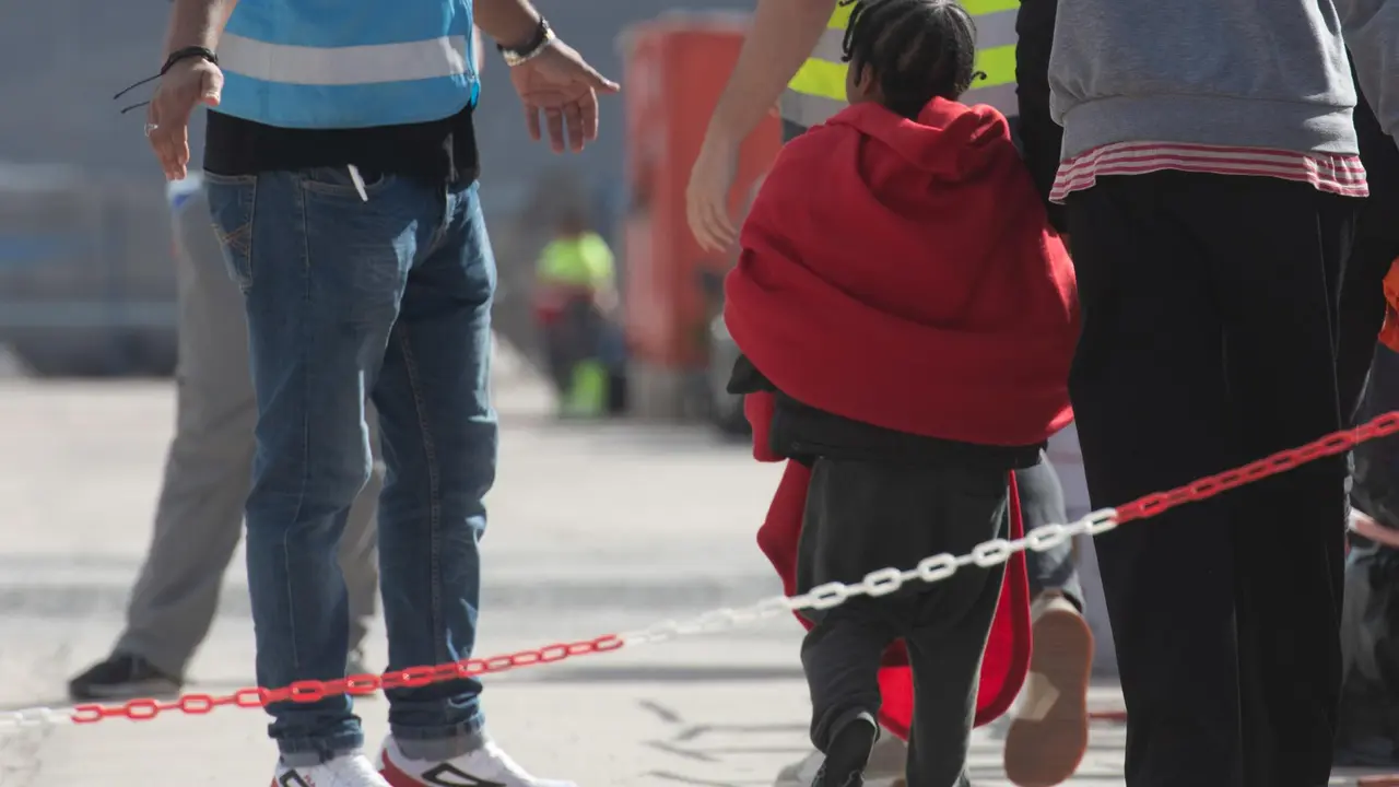 FOTO: ARCHIVO. La Salvamar Ízar, de Salvamento Marítimo, ha rescatado este miércoles a 59 inmigrantes que intentaban llegar a Lanzarote en una lancha neumática, entre ellos ocho mujeres y una niña, y los ha trasladado al puerto Gran Tarajal, en Fuerteventura. En la imagen, mantas y botellas de agua preparadas en el puerto por Cruz Roja para recibirlos. EFE/Carlos de Sala.