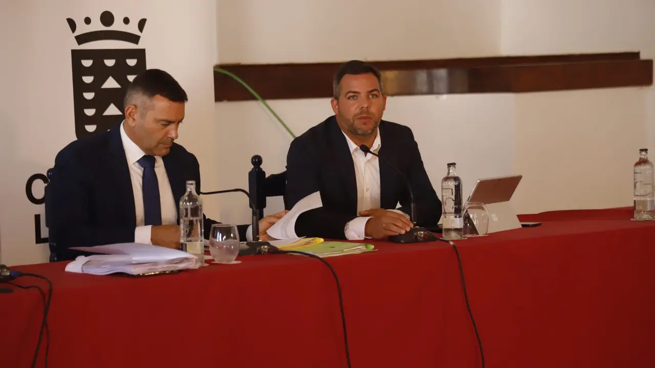 Presidente y vicepresidente en el Pleno de La Graciosa.