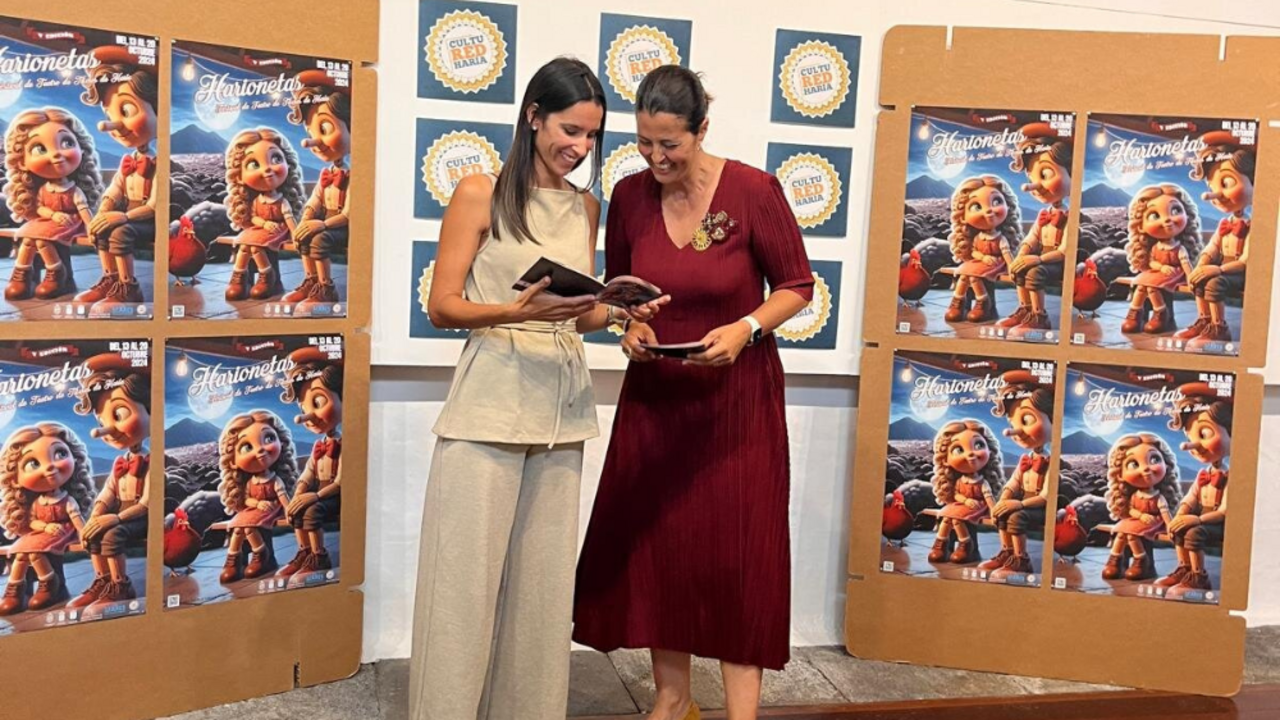 Presentación de 'Harionetas'. Aroa Revelo y Evelia García.