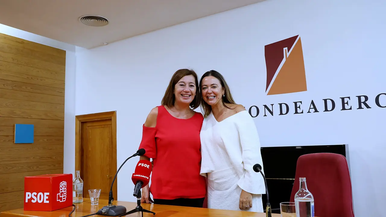 Francina Armengol y María Dolores Corujo.