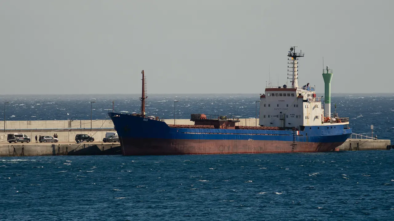 Los Servicios de Vigilancia Aduanera española y francesa han interceptado un carguero, de nombre 'Ras', con bandera de Tanzania, que transportaba 4.000 kilogramos de cocaína, en aguas al noreste de Lanzarote. Los diez tripulantes han sido detenidos y transportados junto al buque hasta el Puerto de Arrecife. EFE/ Adriel Perdomo.