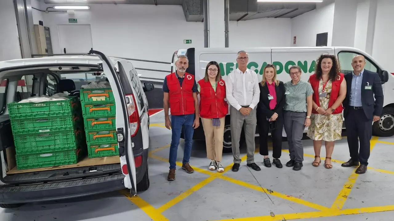 Representas de Cruz Roja y Mercadona durante una de las entregas.