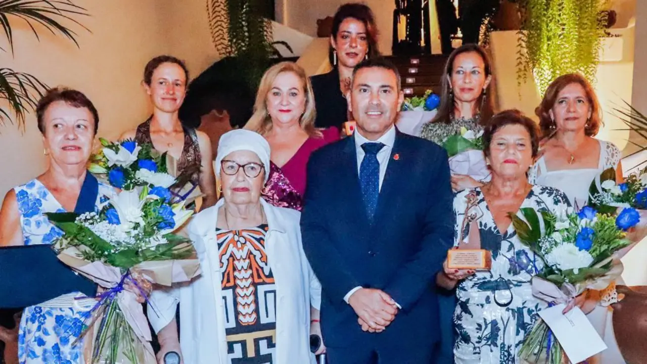 Las premiadas junto al presidente del Cabildo
