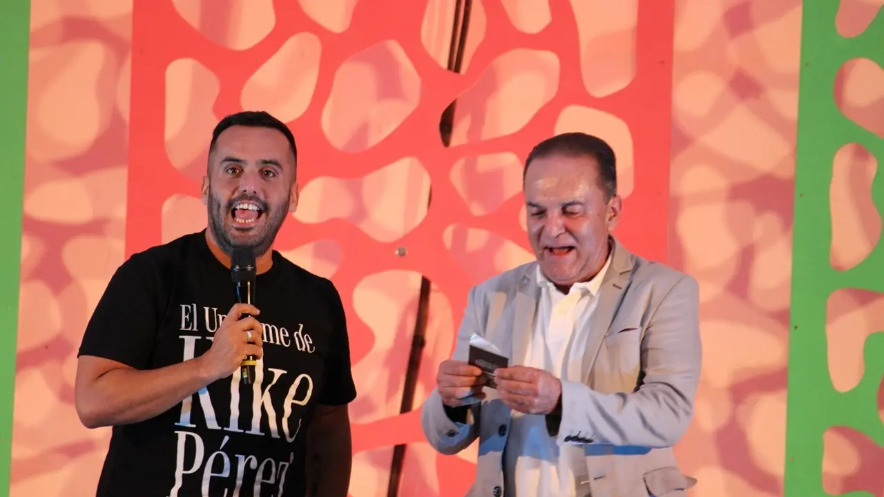 Kike Pérez junto al alcalde de Tinajo, Jesús Machín.