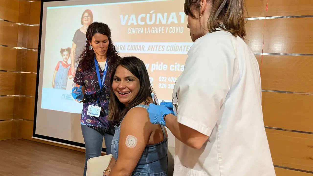 Persona con diabetes vacunándose contra la gripe.