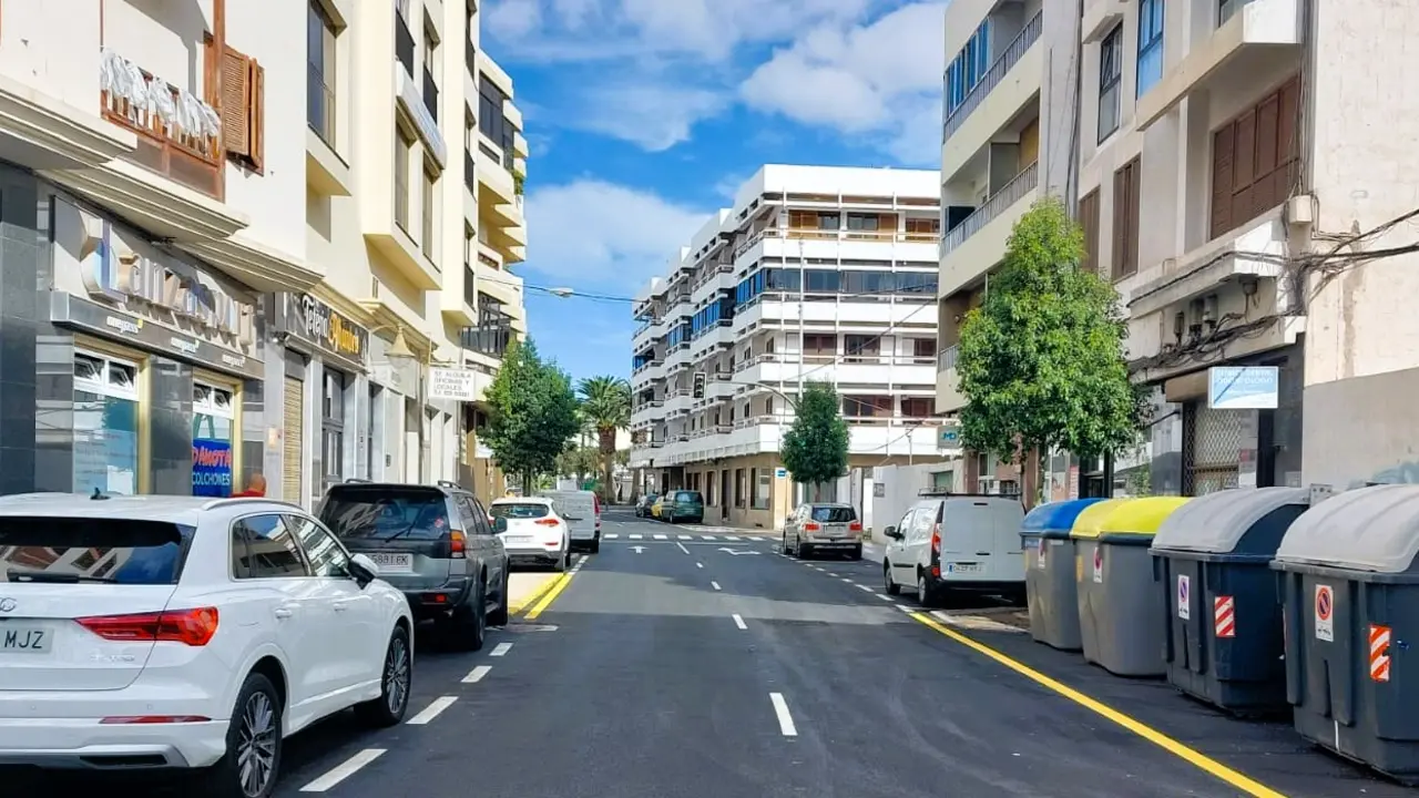 Este tramo de la calle Méjico estrena esta semana el nuevo reasfaltado ejecutado por la Concejalía de Obras Públicas del Ayuntamiento de Arrecife.