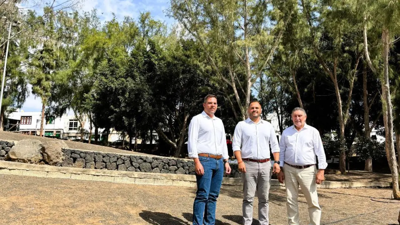 Jacobo Medina, el alcalde y Roberto Herbón en el parque de Los Pinos