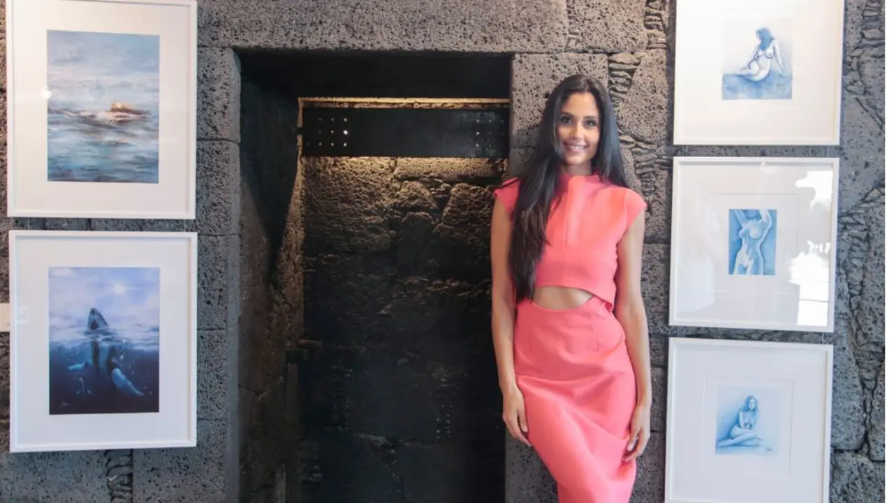 Patricia Yurena junto a sus obras