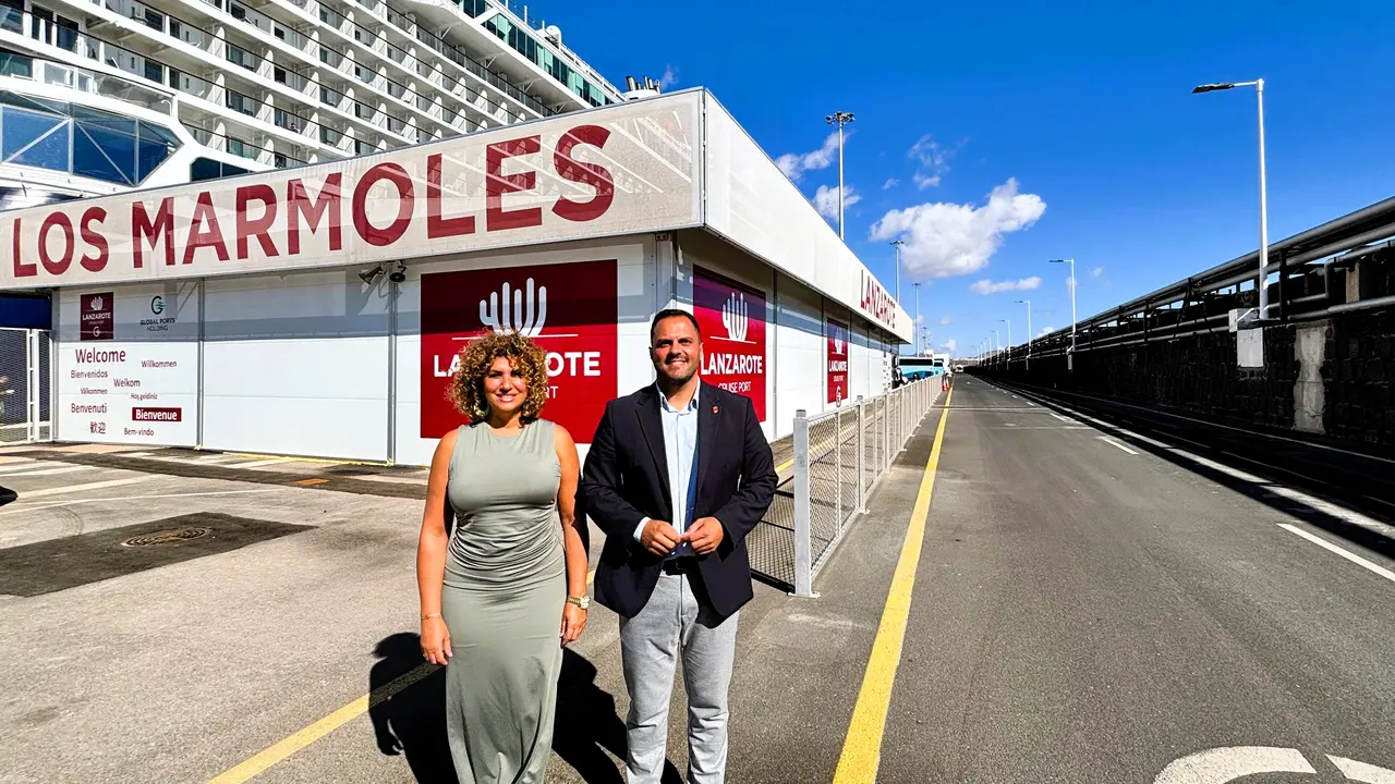 El alcalde Yonathan de León, y la concejala Eli Merino, junto a la nueva terminal de cruceros en Los Mármoles.