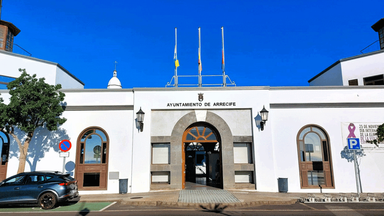 Banderas a media asta en Arrecife