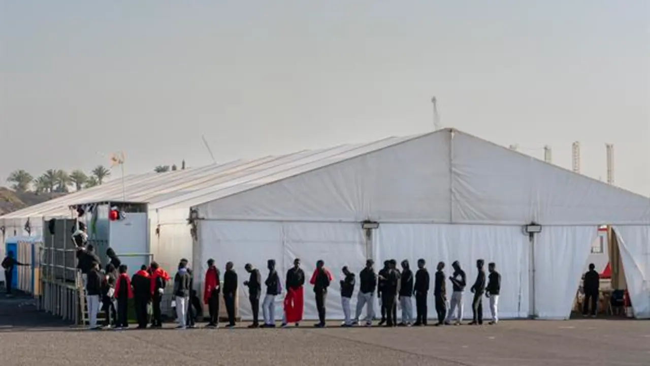 Carpa para migrantes en Naos (Foto: Efe. Adriel Perdomo)