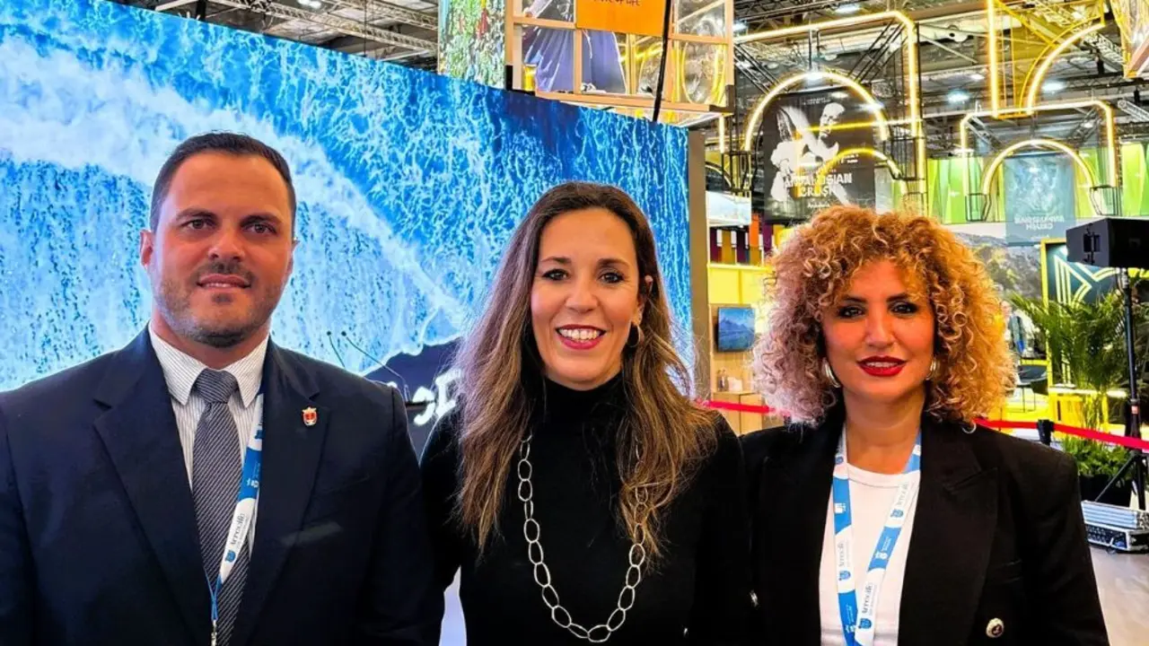 El alcalde, la consejera de Turismo y Eli Merino