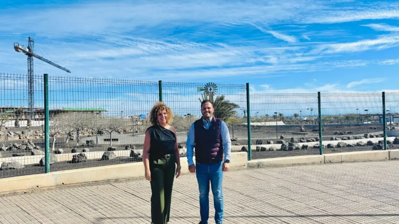 Eli Merino y el alcalde en el parque