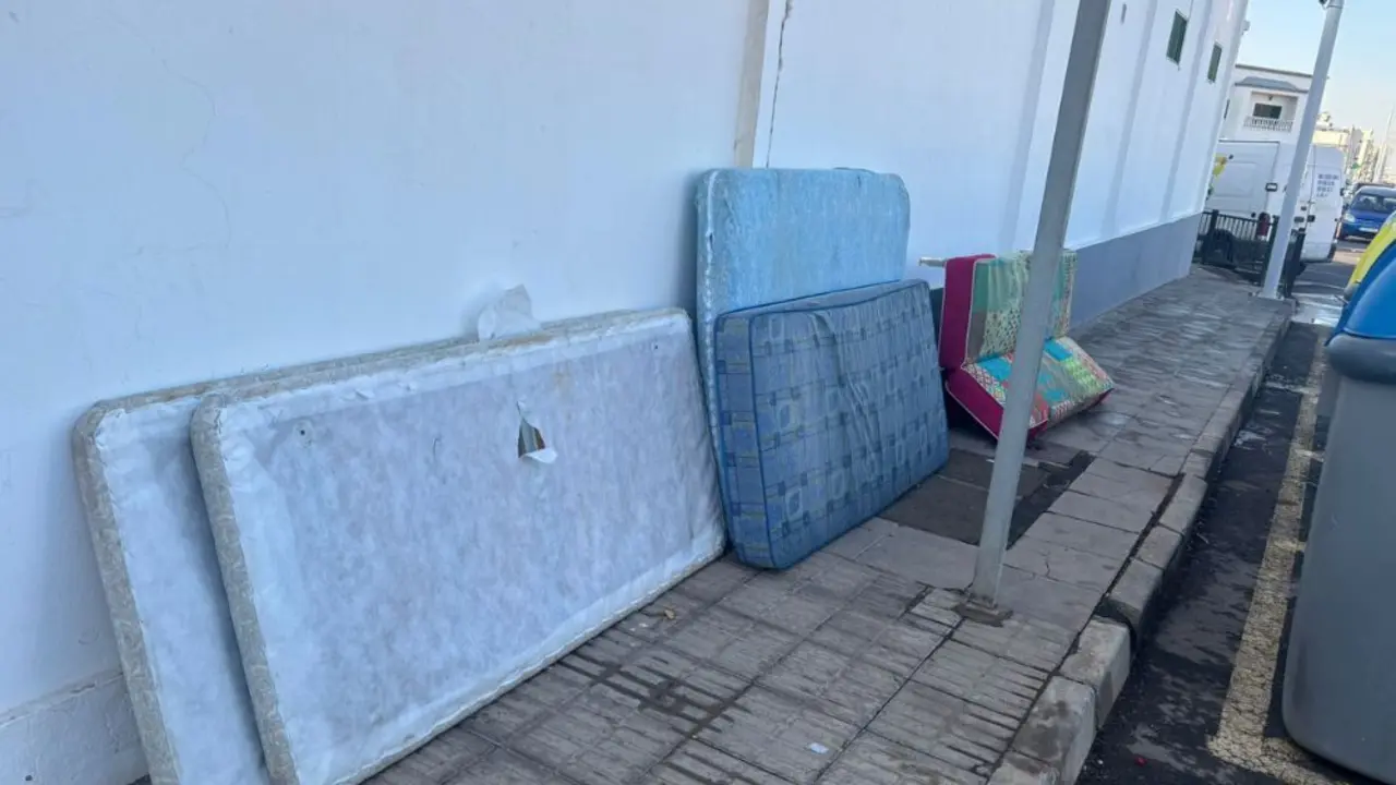Colchones en la vía pública