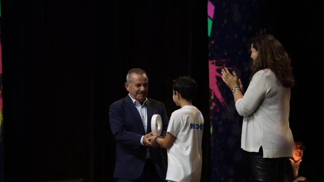Federico Romero recogiendo el premio