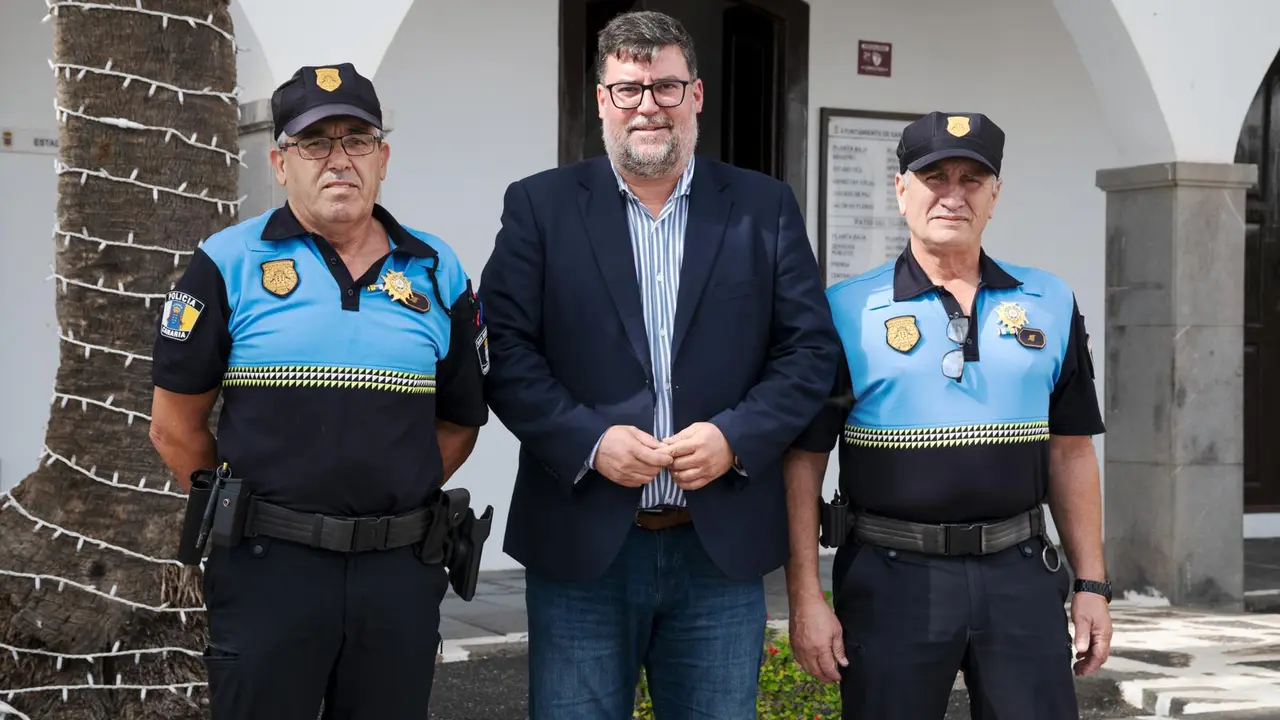 El alcalde Isidro Pérez junto a José Antonio Navarro González y Lorenzo Martín Acosta