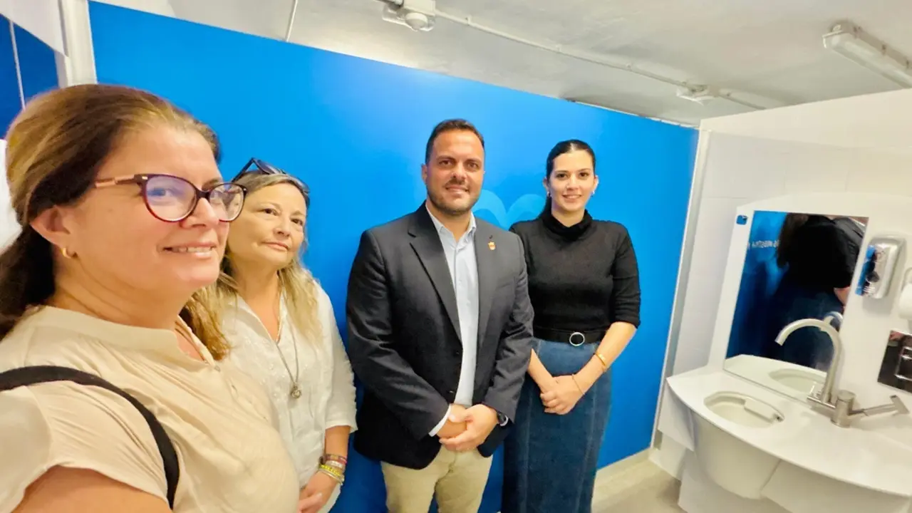 Arrecife estrena el primer baño público en las islas orientales para personas ostomizadas. El alcalde y la concejala de Playas presentan los nuevos aseos