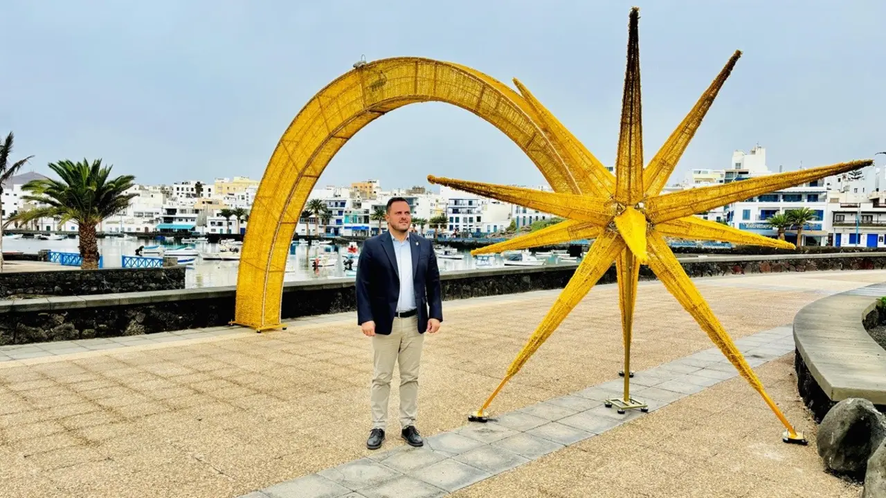 El alcalde Yonathan de León junto a una gran estrella de Navidad en la zona de La Puntilla, donde nación Arrecife como puerto y ciudad