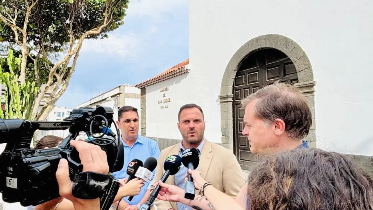 El párroco de San Ginés y el alcalde de Arrecife durante la rueda de prensa