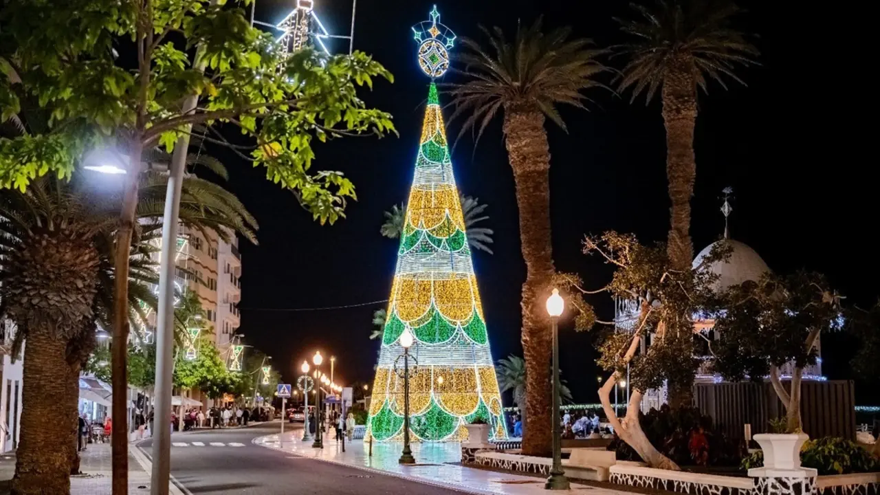 El mayor árbol de la Navidad de Lanzarote se localiza en la zona del antiguo muelle de La Cebolla, en Arrecife