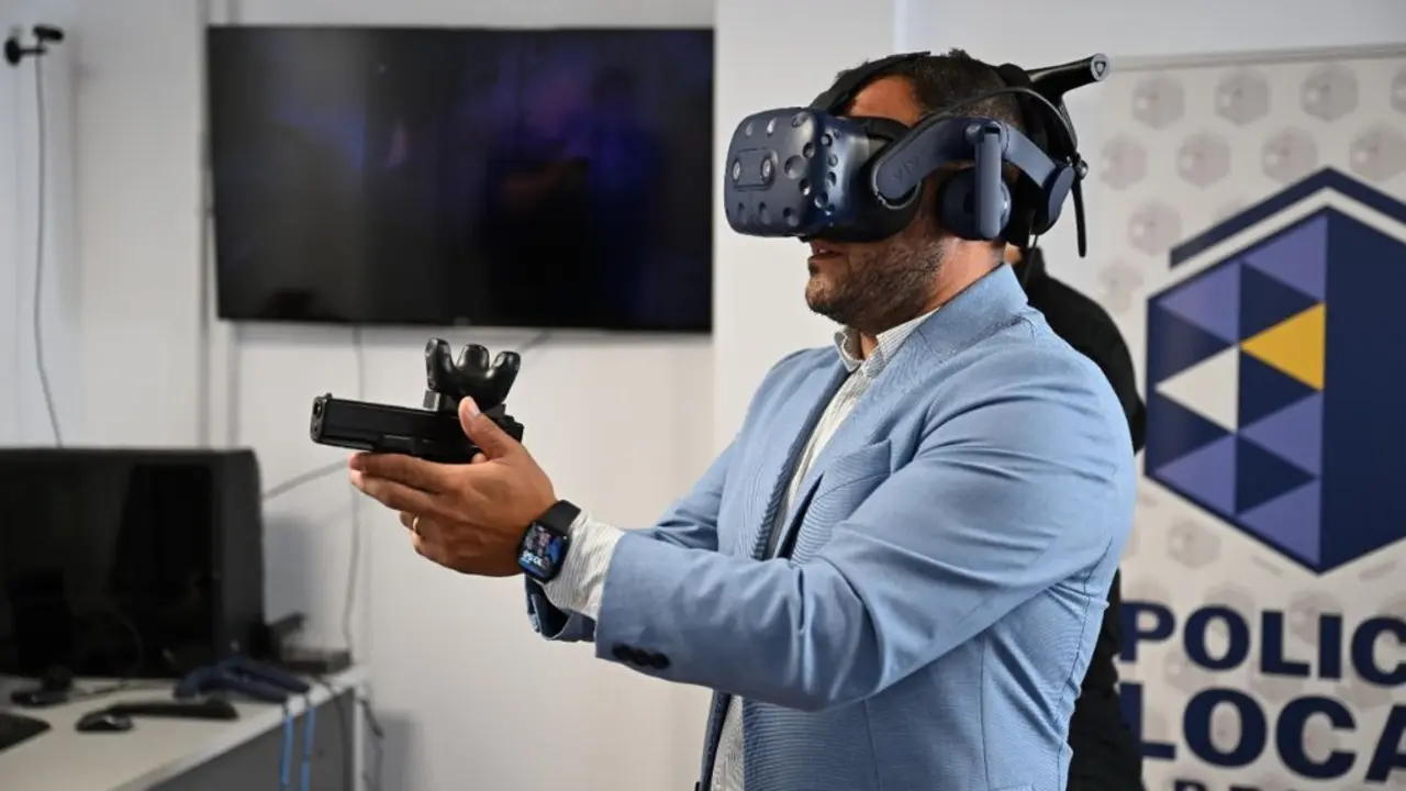 El alcalde en la galería de tiro virtual