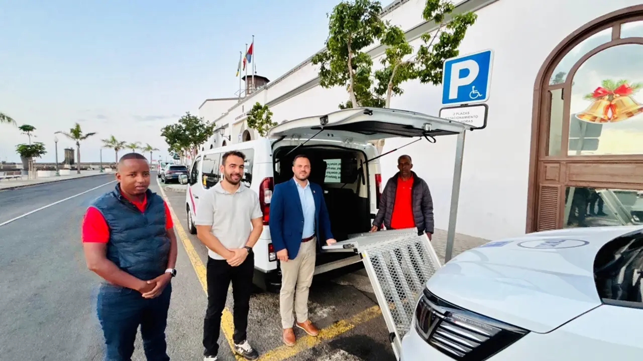 Yonathan de Le&oacute;n y Mario Gonz&aacute;lez Altube presentan hoy los dos nuevos taxis adaptados, junto a los titulares de las licencias . Presentaci&oacute;n junto al Ayuntamiento de Arrecife 