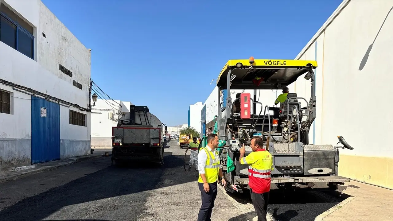 La Concejal&iacute;a de Obras P&uacute;blicas del Ayuntamiento de Arrecife reasfalta calles de la zona de Puerto de Naos. Las primeras obras municipales en 25 a&ntilde;os