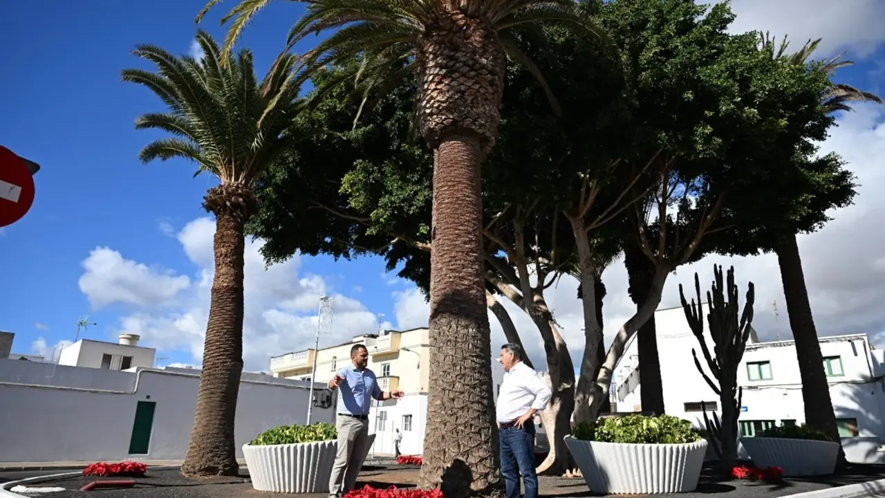El alcalde Yonathan de León, y el segundo teniente de alcalde Roberto Herbón, en el barrio de Argana Alta durante la plantación de flores de pascua
