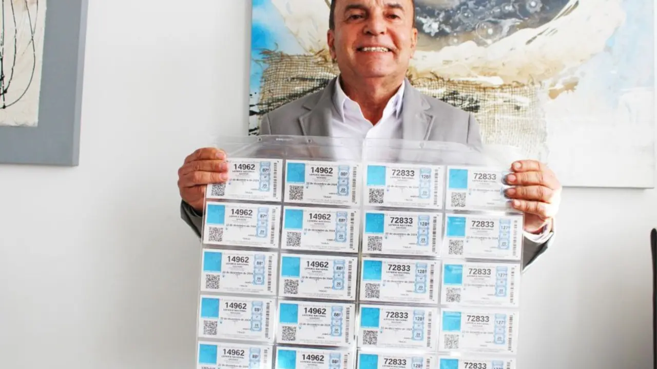 Jesús Machín con los décimos