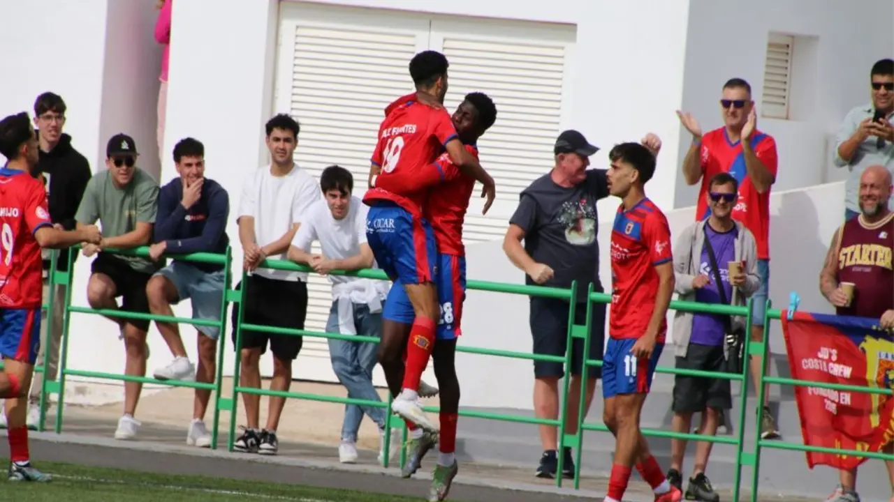 La UD Lanzarote celebra un gol