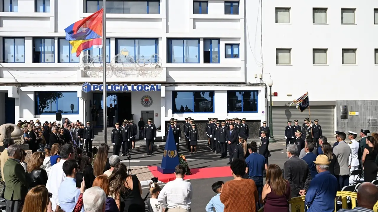 El acto de la ofrenda floral, con PIquete de Honor, se realizó frente a la sede de la Policia Local de Arrecife