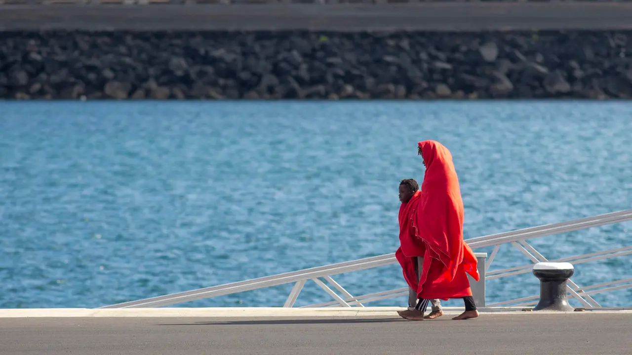 FOTO: EFE. Salvamento auxilia a una patera con 60 migrantes a bordo, con una mujer que dio a luz durante la travesía