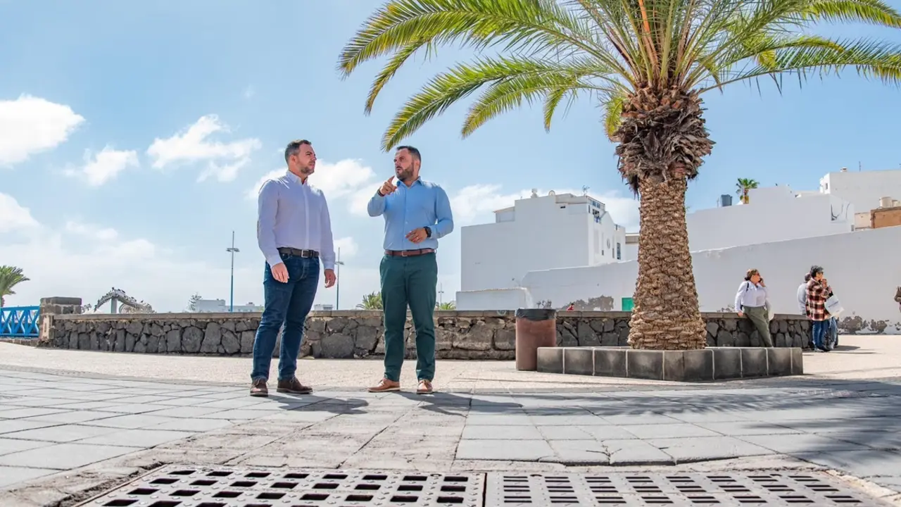 El alcalde de Arrecife, Yonathan de León, y el vicepresidente del Cabildo, Jacobo Medina, en la zona de las Cuatros Esquinas donde se inician las obras de pluviales