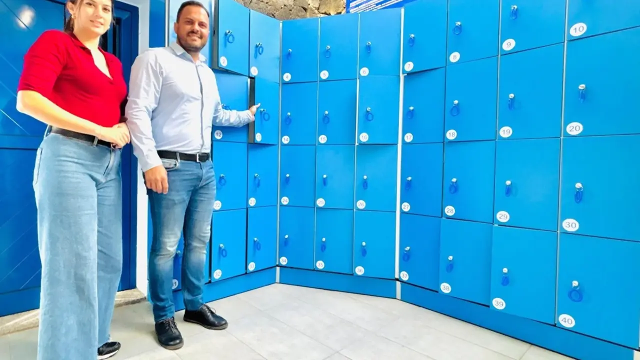 El Ayuntamiento de Arrecife instala un servicio de taquillas gratuitas en la playa de El Reducto, zona con bandera azul