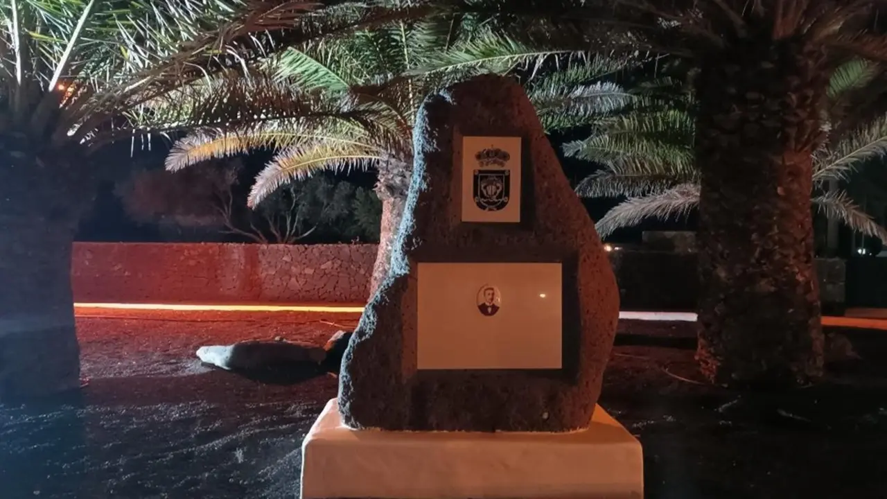Monolito dedicado a Luis Ramírez González, en la plazoleta de La Florida.