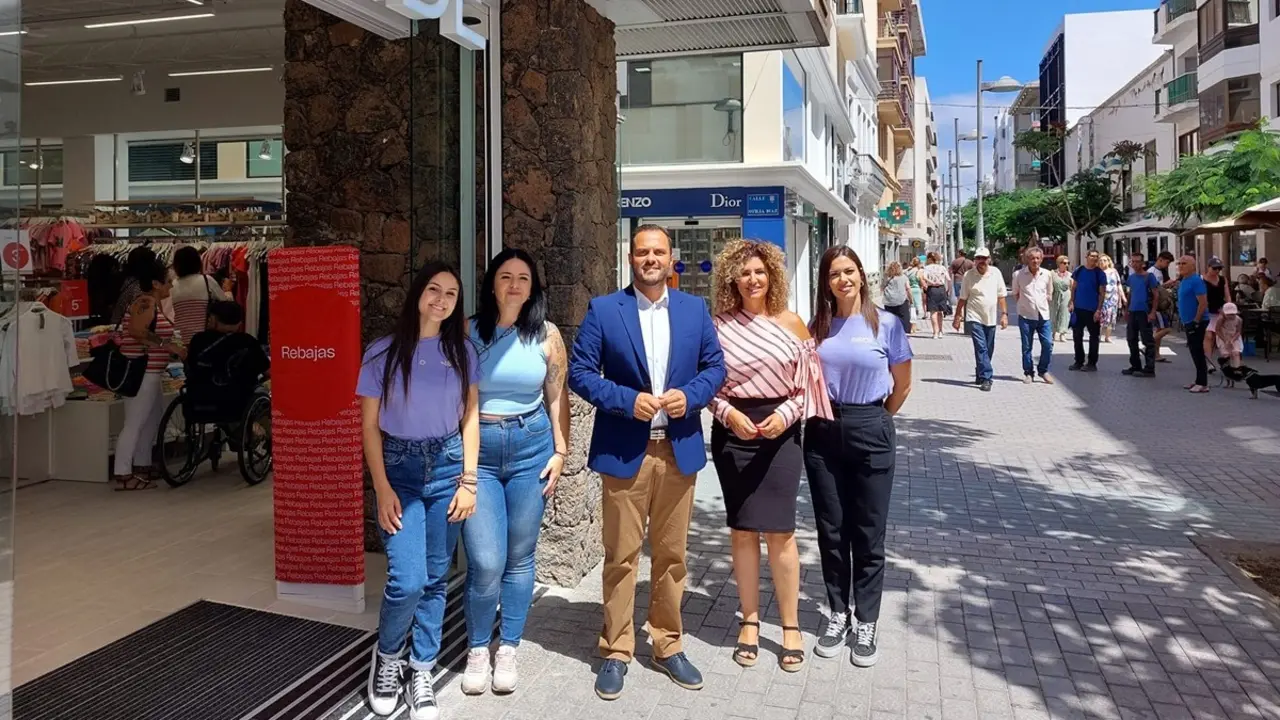 Son muchos los negocios que han abierto en Arrecife en estos últimos meses. El alcalde Yonathan de León y la concejala Eli Merino visitando uno de estos nuevos establecimientos