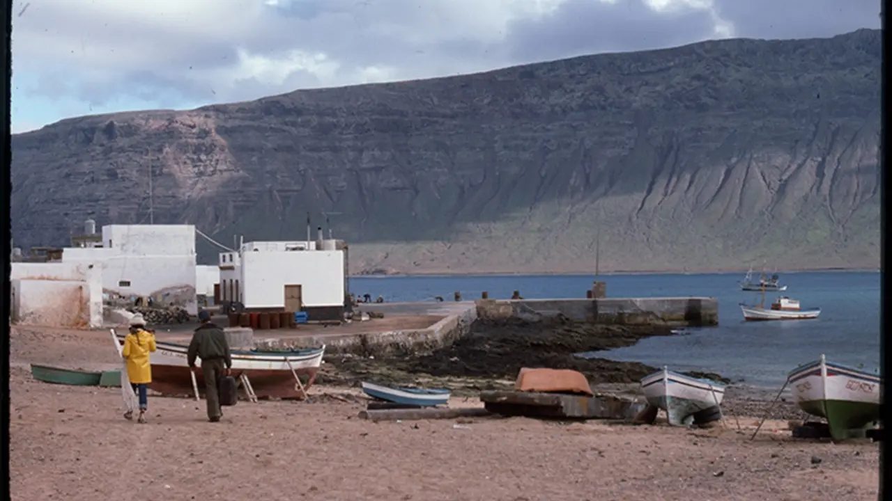 Playa y muelle de Caleta del Sebo en 1978. @Elza y Nick Wagner