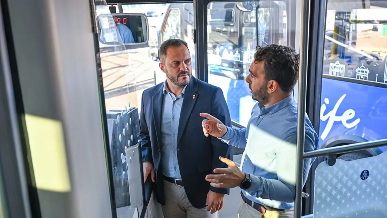 El alcalde de Arrecife Yonathan de León y el concejal de Transportes y Movilidad, Mario González Altube, viajando en las nuevas guaguas de Arrecife 