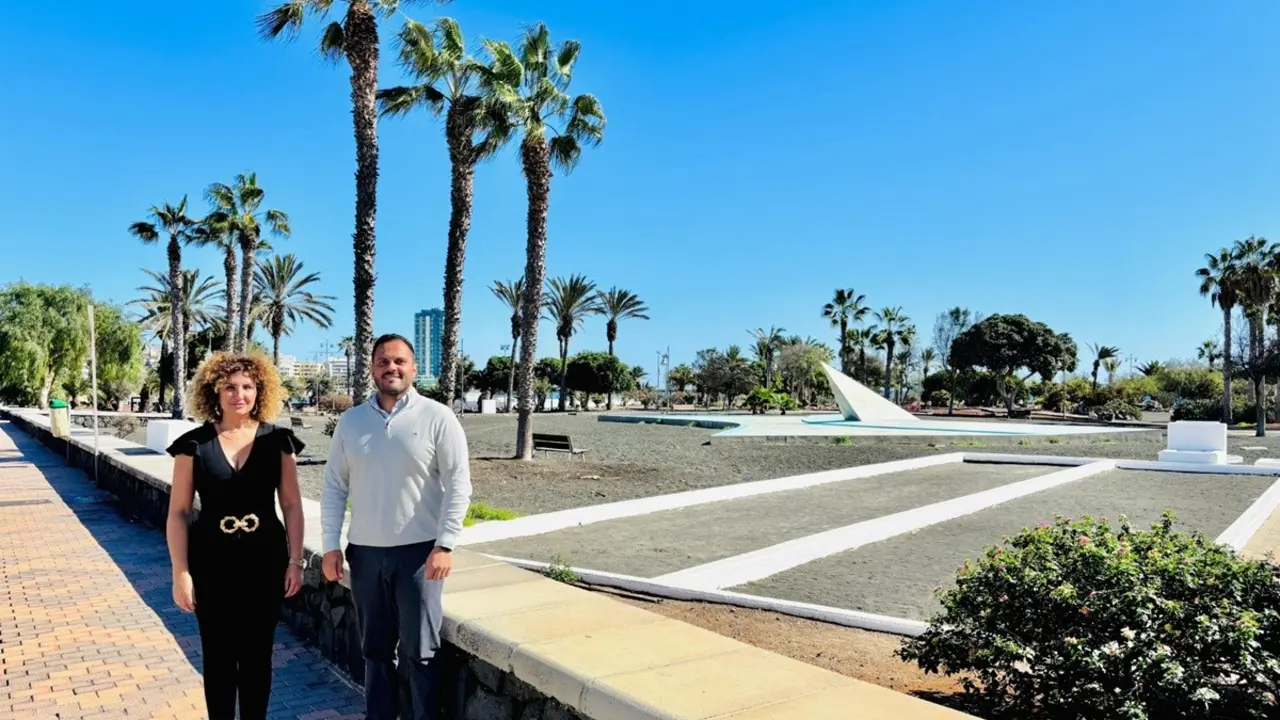 El alcalde de Arrrecife y la concejala de Turismo, Comercio y Deportes, junto al Parque Temático, cuyas obras de modernización salen este 2025 con la concesión de Costas