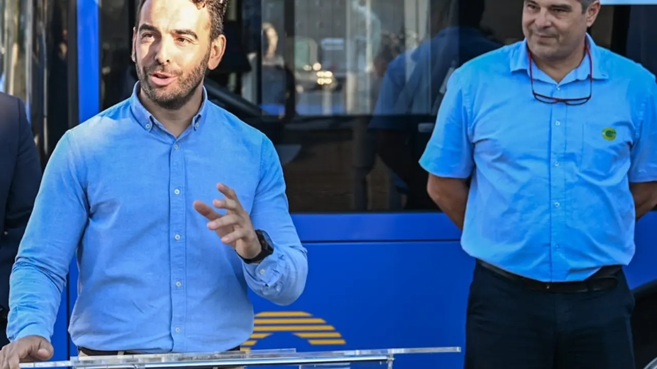El concejal de Movilidad y Transportes del Ayuntamiento de Arrecife, Mario González Altube, en una presentación reciente. Al lado, un conductor de guagua