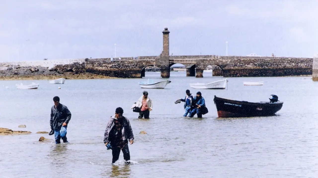 Llegada de una patera a Arrecife. Foto de Pepe Vera