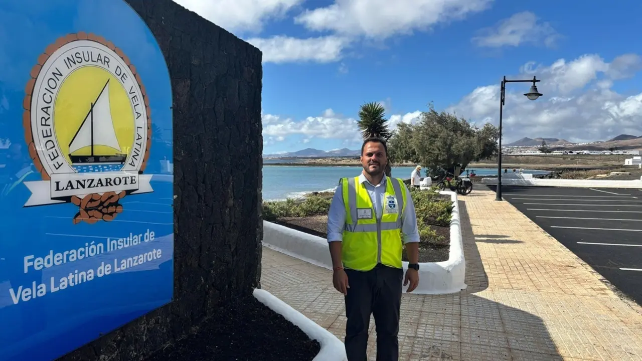 La zona del gran aparcamiento junto a la playa de El Cable da servicio al Centro  de Deportes Náuticos